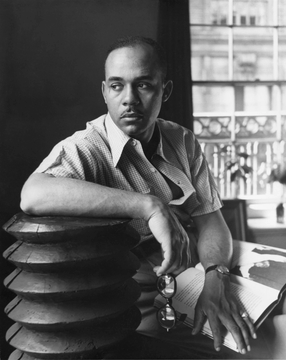 ProfesorJonk's tweet photo. "La vida hay que vivirla, no controlarla, y la humanidad se gana siguiendo jugando ante una derrota segura".
Ralph Ellison.
Una novela en vida, pero que novela.
#Efemeride #RalphEllison #literatura https://t.co/ZgwYCltYyo