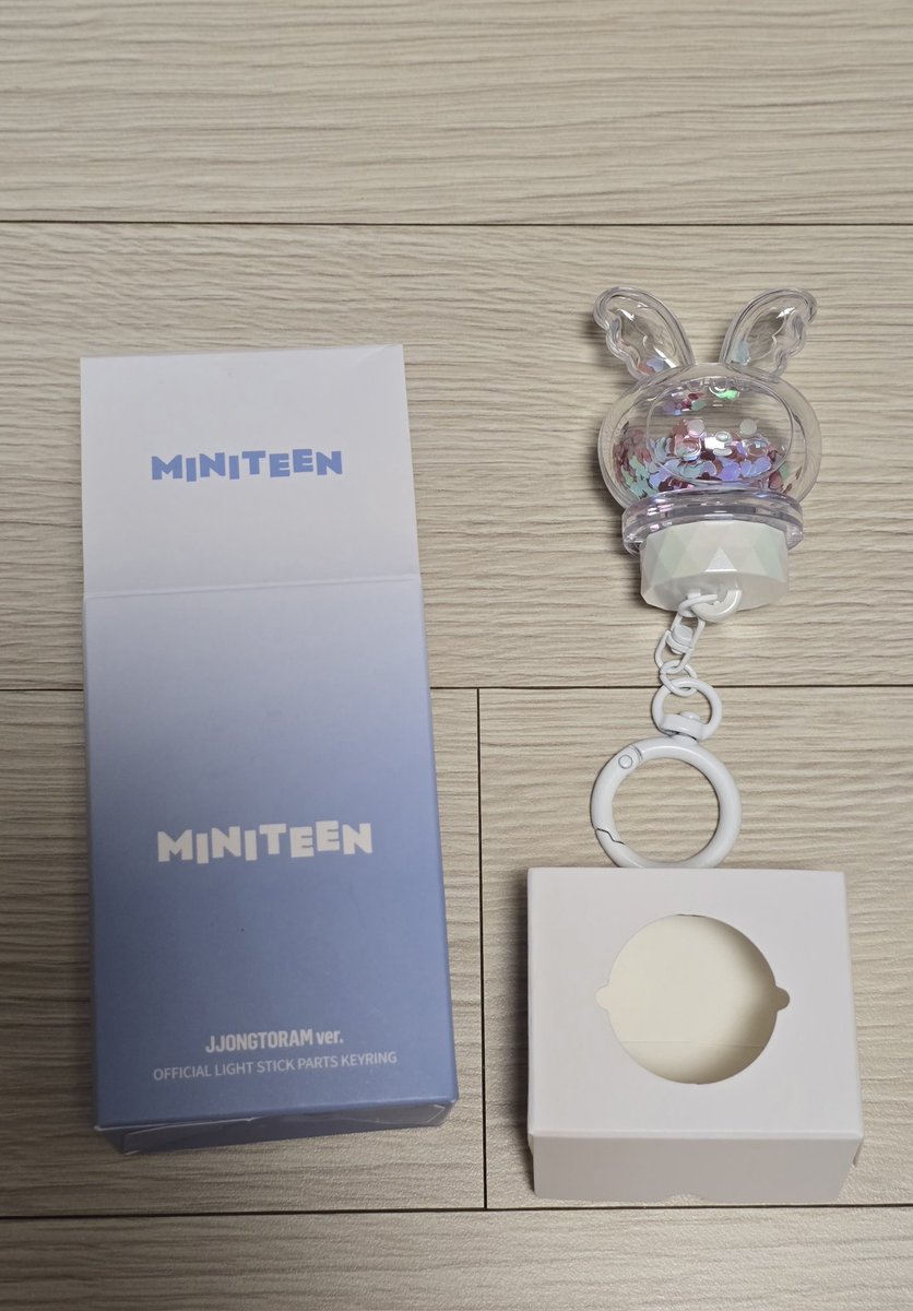 warijjong's tweet image. 세븐틴 정한 쫑토람 응원봉 파츠키링 양도
세븐틴 정한 미니틴 공식 캐릭터 쫑토람 응원봉 파츠입니다!
10주년캐럿봉에 딱 맞습니다!
끼워만보고 사용한번 못해봤네요ㅠ
지금은 품절상태로 구매못하는걸로 알고있습니다.
20,000₩
Only korea address🇰🇷
#jeonghan #seventeen #svt #sell