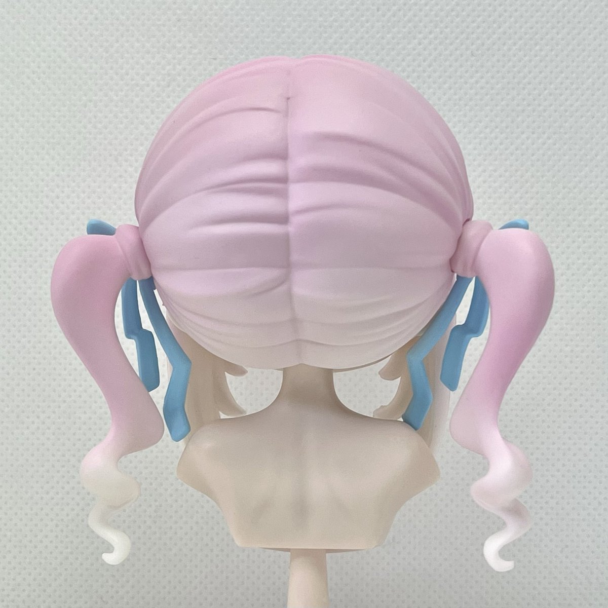 Shadow_4998's tweet photo. 记录｜浅粉白蓝糖百白模小隐
仇人喷涂+1
本来想喷深棕色，但它原色就是深棕色，于是听亲友的喷了个浅粉
-
🎨：浅粉色+白色渐变+小零件浅蓝色+消光
👤：糖百-小隐可可-白膜头
📦：已找到新家
#BJD https://t.co/s5ow5574jl