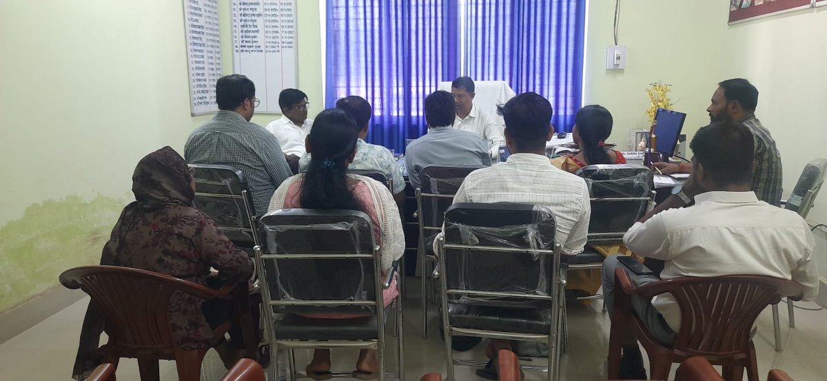 prabhatkhabar's tweet image. झारखंड: सरायकेला के कुचाई में BLBC बैठक में ग्रामीण इलाकों तक बैंकिंग सेवाएं पहुंचाने और लंबित मामलों के जल्द निपटारे के निर्देश.

#Jharkhand #Seraikela #Banking #RuralDevelopment #PrabhatKhabar