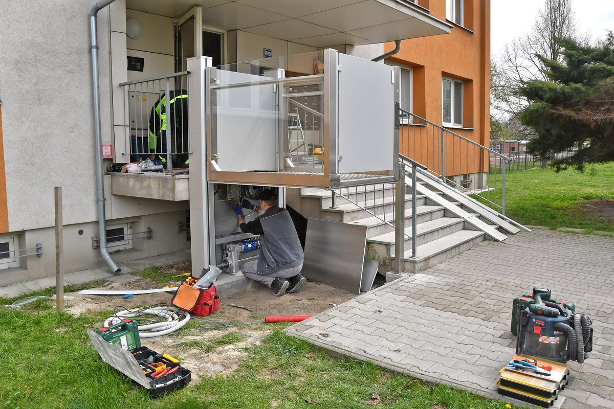 Bohumín pokračuje v odstraňování bariér na sídlištích. U vstupu do jednoho z věžových domů v ulici Osvoboditelů dal tento týden nainstalovat zdvihací plošinu, která pomáhá vozíčkářům, méně pohyblivým seniorům i rodičům s kočárky. bohumin.cz/cz/zpravodajst…