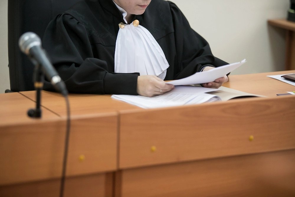Судья в России покупала квартиры, оцениваемые в миллионы рублей, всего за 150 тысяч рублей и сдавала их посуточно.
Проверили судью Анастасию Саландину, которая претендовала на пост зампредседателя Арбитражного суда Ивановской области, выявили нечто интересное.
В распоряжении