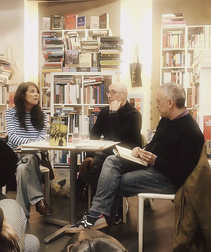 AntonBaam's tweet photo. Onte na Coruña. Moi cómodo con Xulio Ferreiro e Fernanda Tabarès. Dous cracks. Conversa amenísima, creo. E interesante. https://t.co/ByEHcLssot