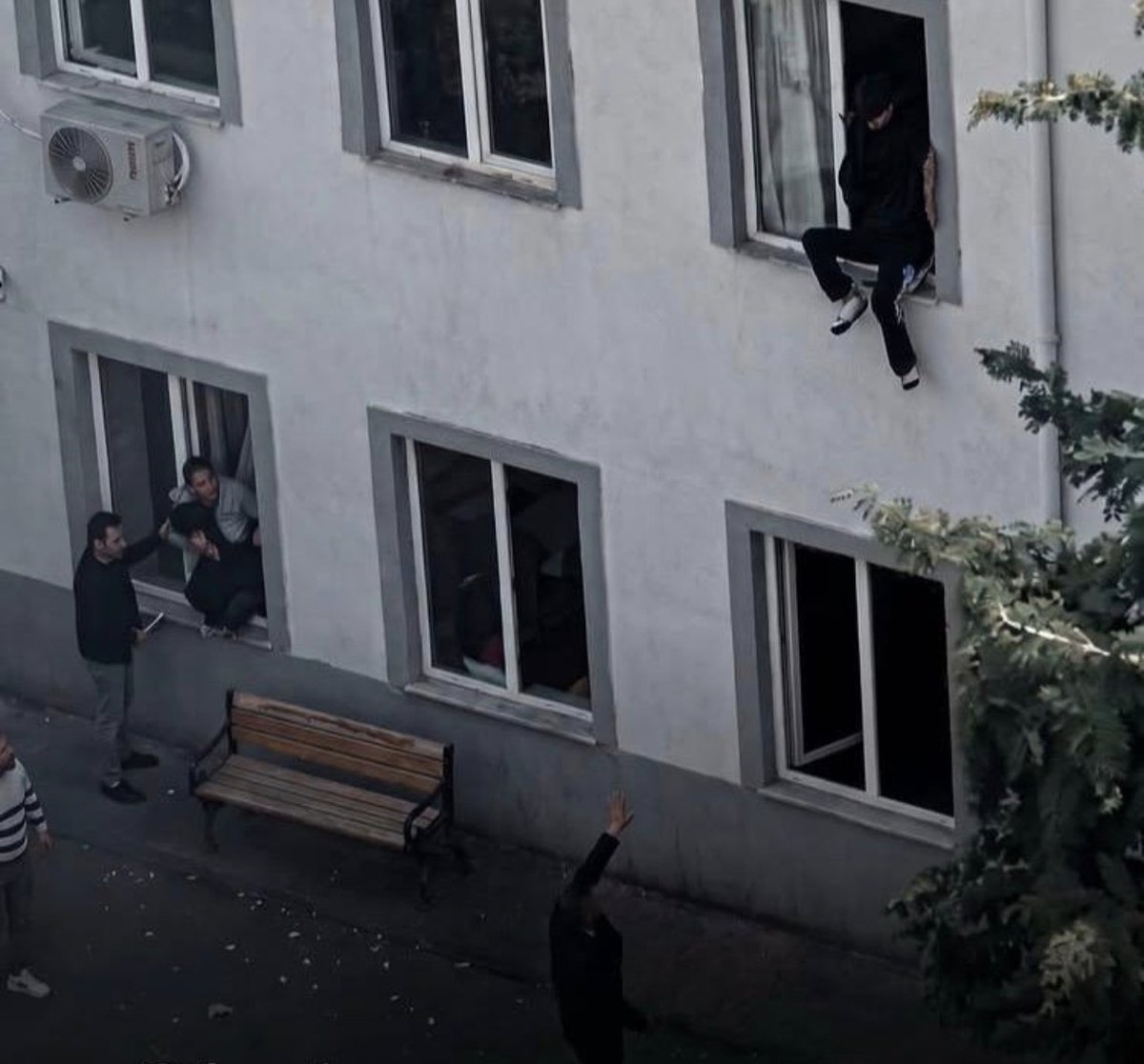 Depremden sağ kurtulsan da başıboş mecralardan dolayı okulda da olsan sağ kurtulamazsın...
#EgitimdeŞiddet #GAZİANTEP #maraş #okuldaşiddetehayır