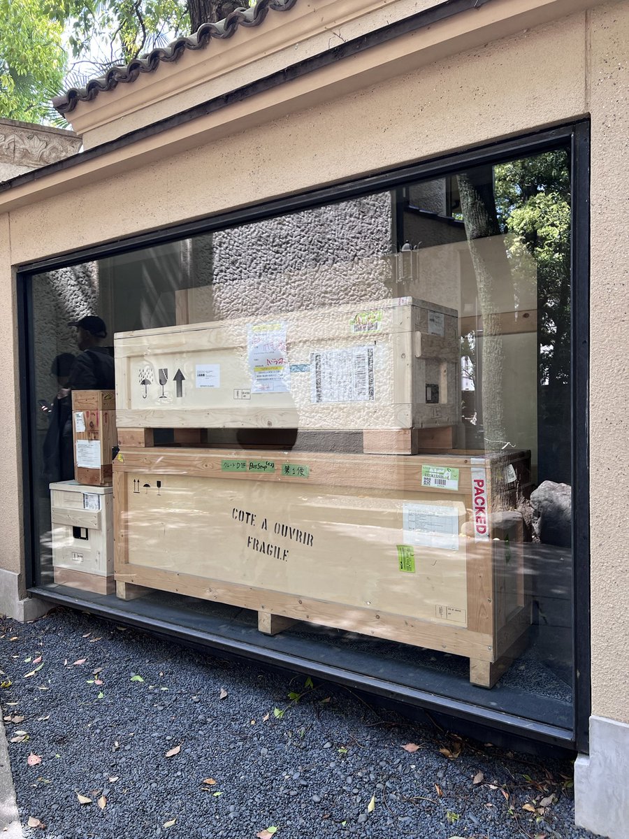 ballonblanc's tweet photo. 九段ハウスのMM展。元私邸、見せる配送荷物、手書きや古パーツの順路案内、照明器具の白布(ビニール)覆い、理髪店由来の髪への執着、不揃いな椅子、服飾時代と今の美術活動で、本質が何も変わらない。強靭な生涯コンセプトのインスタレーション。最初から最後までなんにも変わらず…最高だった https://t.co/FzurFao08J