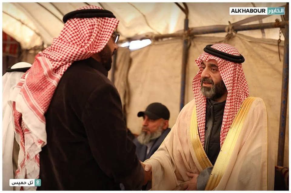 mosllet's tweet photo. سيف الحمود سيف شمر

ع امتداد التاريخ الشمري المنظور، كانت قبيلة #شمر قادرةً على أن تقدم في كل أطوارها من يقود المرحلة، ويسير بها إلى بر الأمان، ويجعل لها مكانةً مرموقةً بين القبائل
وهذا جعل القبيلة ف حالة توهج ونشاط دائم، وصاحبة مبادرة، وقادرةً ع تقديم حلول لكل الصعاب التي تمر بها
فمن أسوأ المراحل التي عاشتها شمر كانت بعد مقتل مطلق #الجربا؛ فقد كان زعيماً غير عادٍ، وكان من الصعب إيجاد من يسد مكانه، هذا إذا عرفنا أن القبيلة مطرودة من ديارها وممزقة الأوصال.

لكن سرعان ما لملمت شمر شتاتها، وقدمت فارس الحميدي ليصنع تاريخاً لا يخطر ببال أحد، ويجعل القبيلة تنتقل من قمة الضعف ويصعد بها إلى قمة القوة.

ثم مات فارس وأصبحت القبيلة مطاردة بعد أن تولى سعيد باشا ولاية بغداد، وقبل موت فارس قُتل بطل شمر وفارسها بنيه القرينيس، وبموت هذين الشيخين -وبسبب موقف الحكومة منها- مرت القبيلة بضعف شديد، خصوصاً أن بعض عشائرها أصبح ضدها، لكن ظهر حمود العمرو الذي قاد القبيلة في ظرف صعب واستطاع أن يعيدها للجزيرة، وكانت معركة الخابور الشهيرة، لكن للأسف قُتل حمود وهو في قمة توهجه.

وأيضاً لم تنتظر شمر طويلا واستوعبت الظرف بسرعة؛ وهم ع صهوات الجياد شاخ صفوق الفارس (المحزم)، فكان شيخاً استثنائياً بكل ما تحمله الكلمة، وقاد شمر خلال ثلاثين عاماً وصنع لها عزاً أتعب من جاء بعده، ولم تصل القبيلة إلى الآن إلى ما وصلت إليه زمن صفوق الفارس.

وفي خلال غياب صفوق الجربا بين عامي 1835-1838م، مرت القبيلة أيضاً بظروف صعبة، حتى إن محدى بن غبين -وهو يخاطب ردهان بن عنقا- يشير له بالبقاء عند #عنزة؛ لأن قبيلة شمر نجومها غابت وسعدها ولّى.

لكن لم يكن ابن غبين خبيراً بالطبيعة الشمرية؛ حيث سرعان ما قدمت شمر نجرس الزيدان الذي "شال الحمل ودلا يدرهم به يباري النجايب"، فكان خير خلف لخير سلف، واستطاع خلال فترة وجيزة إعادة شمر لمكانتها وسؤددها.

وبعد مقتل صفوق عاشت القبيلة انقساماً داخلياً ومنفى ومطاردة حكومية، لكن جاء فرحان باشا ومعه عبدالكريم ليكون لهما الكلمة العليا في قبيلة شمر، ويضعاها في المكان الذي يليق بهاوترجع سيدة الجزيرة.

وبعد مقتل عبدالكريم الصفوق، صدرت فرمانات ضد شمر بسبب ثورته التي قام بها ضد العثمانيين، وكانت شمر في حالة من الضياع، لكن -الحمد لله- جاء بعده فارس الصفوق من منفاه في نجد؛ ليكون قائداً تلتف حوله القبيلة، ويكمل مسيرة أخيه عبدالكريم وأبيه صفوق، ويعود بشمر حيث كانت دائماً في القمة.
وفي تاريخنا المعاصر، وبعد ثورة الشواف، الكل يعرف ما حصل لشمر في العراق، وكيف ضُربت وقُتل رجالها وهُجّروا، لكن سرعان ما ظهر مشعان الفيصل وأعاد الأمور إلى طبيعتها، وبقي أميناً على مركز القيادة حتى عاد أحمد العجيل إلى العراق ليرجع قائداً لقبيلة شمر.

وفي هذه الظروف، والديار السورية تعيش حلم العمر بعد أن انزاح عنها كابوس مظلم جثم على صدرها عقوداً طويلة؛ اليوم الكل في سوريا يقدم ثواره ورجاله الذين ثاروا على النظام الطاغي، وقدموا دماءهم وأموالهم في هذه الثورة المباركة ويفاخر بهم.

سيف حمود الملحم الفارس الجربا؛ اسم يحق لشمر أن تفخر به في هذا العرس السوري الكبير، فقد كان سيف من أوائل الثوار الذين ثاروا على النظام الطاغي، وقدم كل ما يملك في سبيل هذه الثورة من مال وجهد ومكانة، وحصل له ولإخوته تهجير وإبعاد عن داره ووطنه، والكل يشهد بهذا ولا يحتاج شهادة مني.

كما أن أخاه شبلاً له بصمة كبيرة في الثورة السورية على الصعيد الشمري، وغاب عن أهله قرابة 14 عاماً متابعاً الثورة ومسانداً لها وسلاحاً في وجه أعدائها
هذا على الصعيد الشخصي لسيرة الرجل، ولا يُستغرب على سيف الحمود هذا الموقف المشرف تجاه دينه ووطنه؛ فجده مشل الفارس كان من أوائل من انخرط في الثورة العربية الكبرى ضد العثمانيين عندما كان العثمانيون يعيشون أيامهم الأخيرة وفعلوا بالعرب الأفاعيل، وقد قام العثمانيون بمهاجمته وضربه
وبعد أن تبينت نوايا الدول الغربية بعد اتفاقية سايكس بيكو، واتضحت الصورة أنهم محتلون وليسوا محررين، كان مشل الفارس من أوائل الذين قاوموا الفرنسيين ف سوريا، وقدم كل ما يملك من مال وجاه في هذا الأمر، حتى إنه خسر مشيخته وأملاكه ونُفي إلى العراق عدة سنوات، وكان أحد رجال الكتلة الوطنية المعروفين
وجدُّ سيف الحمود من أمه علم من أعلام الأحرار في العالم العربي والعراق خاصة، وهو ضاري بن محمود قاتل "لجمن" الإنجليزي ومشعل فتيل ثورة العشرين ف العراق
هكذا كانت شمر في كل مراحلها وأطوارها قادرة على تقديم من يقوم بالمهمة ويكون الرجل المناسب
واليوم سيف الحمود هو أنسب من تقدمه شمر في هذه الظروف، حيث اتفقت على جعله شيخا عليها
لتثبت أنها لم تتخلى عن طبيعتها وتثبت أنها قبيلة يحيط بها التميز في كل تاريخها ودائما تقدم نموذج يحتذى به لكل القبائل الأخرى