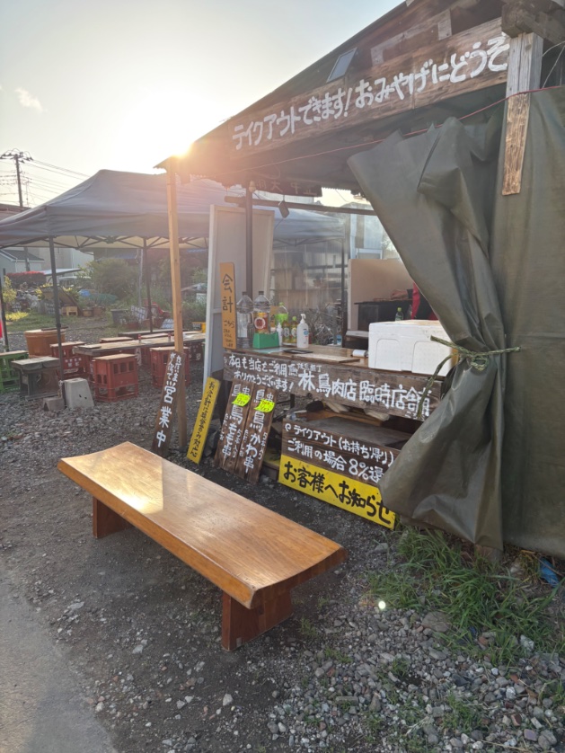 tishipp's tweet photo. オレたちの林鶏肉店が火事のあと更地になってた! 裏の駐車場で青空営業してた! たくましいなー。 https://t.co/ISQL8waJoG