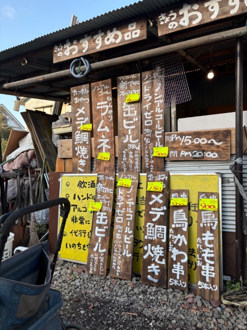 tishipp's tweet photo. オレたちの林鶏肉店が火事のあと更地になってた! 裏の駐車場で青空営業してた! たくましいなー。 https://t.co/ISQL8waJoG