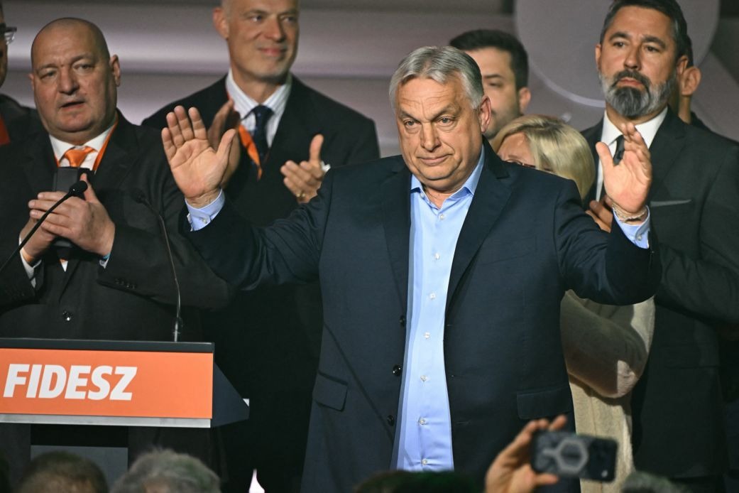 SamvadaWorld's tweet photo. From Ideology to Economy: Why Hungarian Voters Rejected Orbán’s Model

 By @AayushPal55 

- The results are a massive setback for Viktor Orban, who was widely considered one of the strongest far-right leaders in Europe, and arguably across the world. @PM_ViktorOrban @magyarpeterMP 

- Voters began questioning whether focusing only on anti-immigration rhetoric and anti-EU politics was enough, while economic concerns remained unaddressed.

- Magyar formed the party in 2024 after breaking away from Orban and focused his campaign on domestic issues such as economic improvement, infrastructure development, and public welfare.

Read more: https://t.co/neVV8MARBH

#Fidesz #Hungarianelection #Hungary #PéterMagyar #TiszaParty #ViktorOrbán