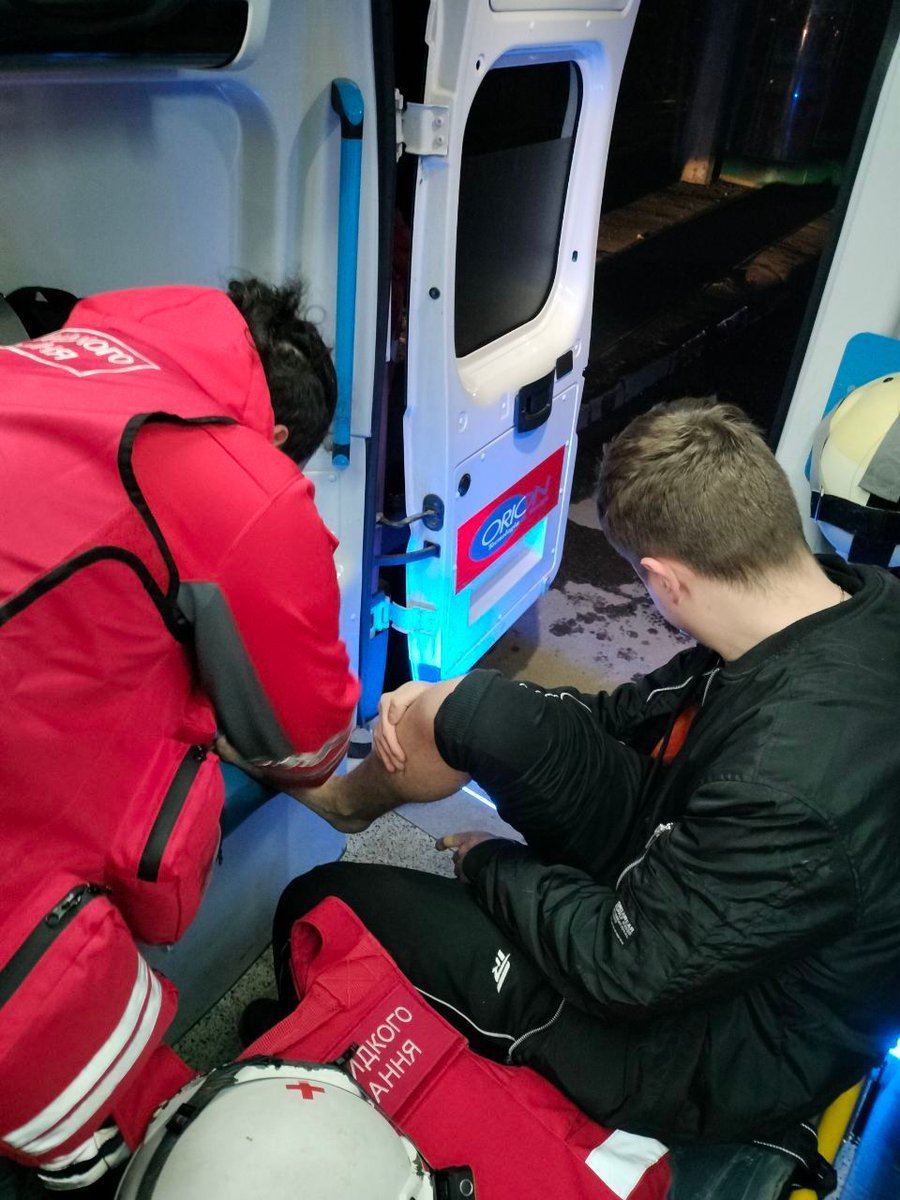 RedCrossUkraine's tweet image. 🚨 In #Odesa, as a result of a Russian attack, 8 people were killed and 16 injured. Ukrainian Red Cross #EmergencyResponse volunteers provided first aid, psychological support, and evacuated the injured. Humanitarian aid was also distributed to residents. #NotATarget