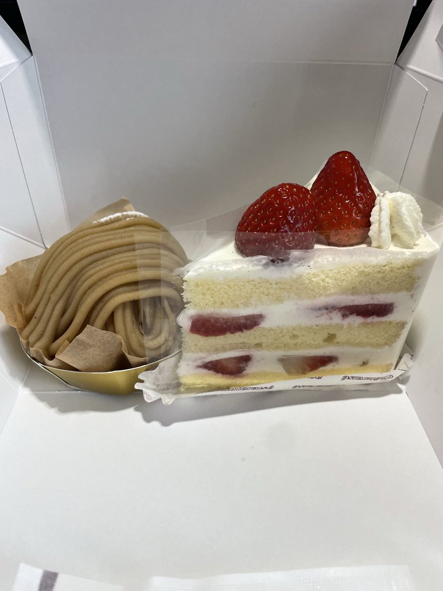 2WE_JB74's tweet photo. 今年も孤独に1人でケーキ
近所のシャトレーゼで買ってきた https://t.co/4EK59SI0tl