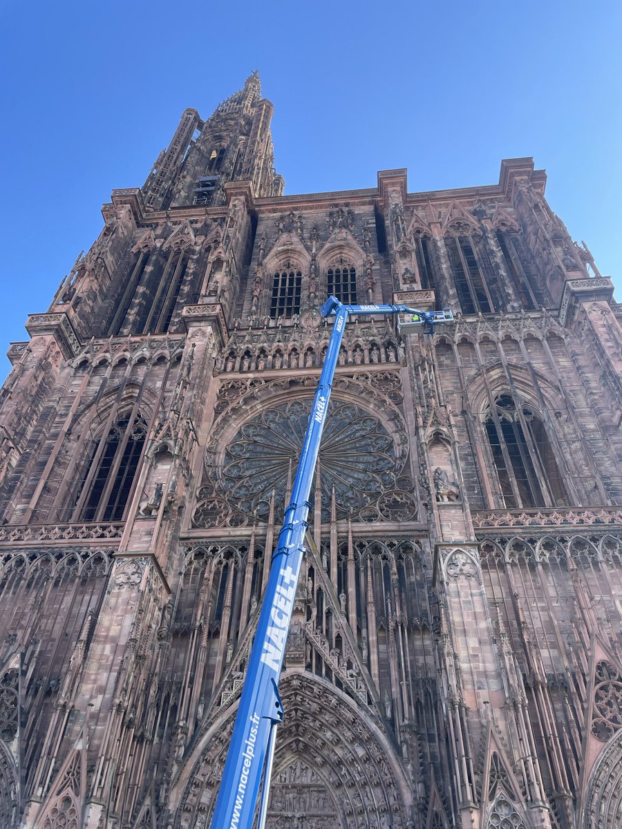 lebaron_bleu's tweet photo. Même Notre-Dame se pare de Bleu pour nos Bleus 
Allez Racing 🔵🔵🔵🔵🔵⚪️
#RCSAM05 
Avant et après 😎 https://t.co/8Mfau5ANe8
