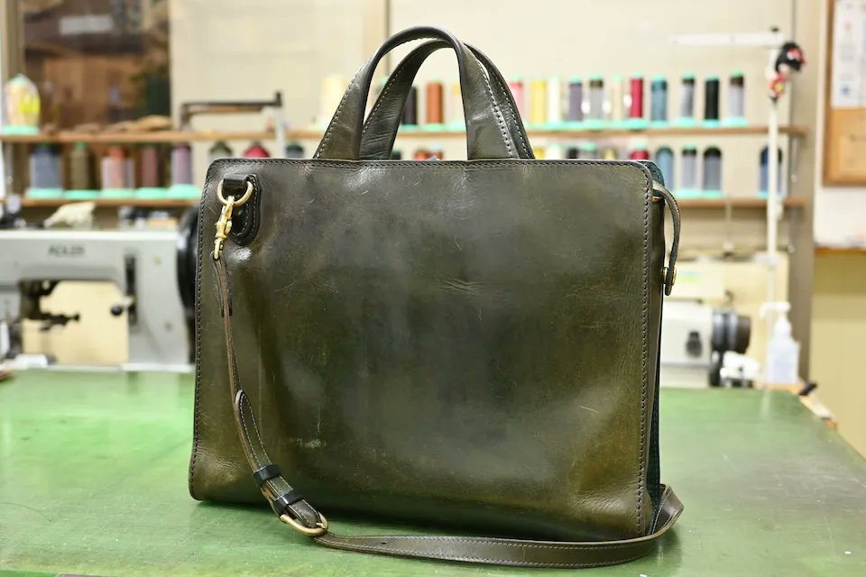 hisfactory_shop's tweet photo. 約7年使い込まれたブリーフケース

内装を交換し、ベージュからイエローへ。
外装の経年変化と、新しい内装のコントラスト。

10年、20年と長く使っていただけるよう、いつでも修理に対応しています！

詳細記事はこちら👇
https://t.co/wGggAQGePw https://t.co/R8HDJsahb7