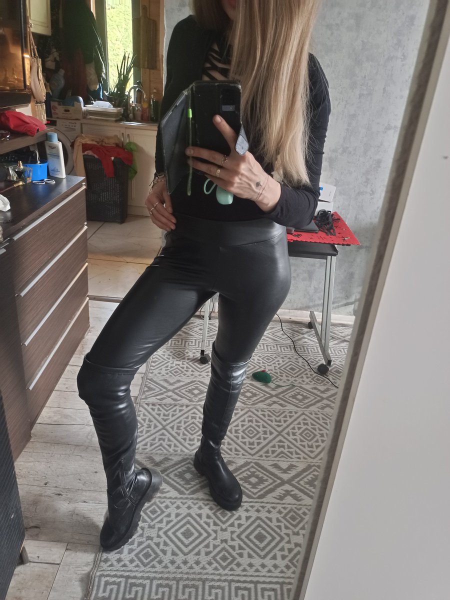 HavocMistress's tweet photo. Uszykowana na spotkanie z kundlem 😈już nie mogę się doczekać aż ten frajer padnie u mych stóp 😏❤️💸@FootParadiseRT @paypig666 @PolishFindomFan @rt_feet @rtfemdom1 @rt_promo2k @rtfindom https://t.co/gIFf8vdclT