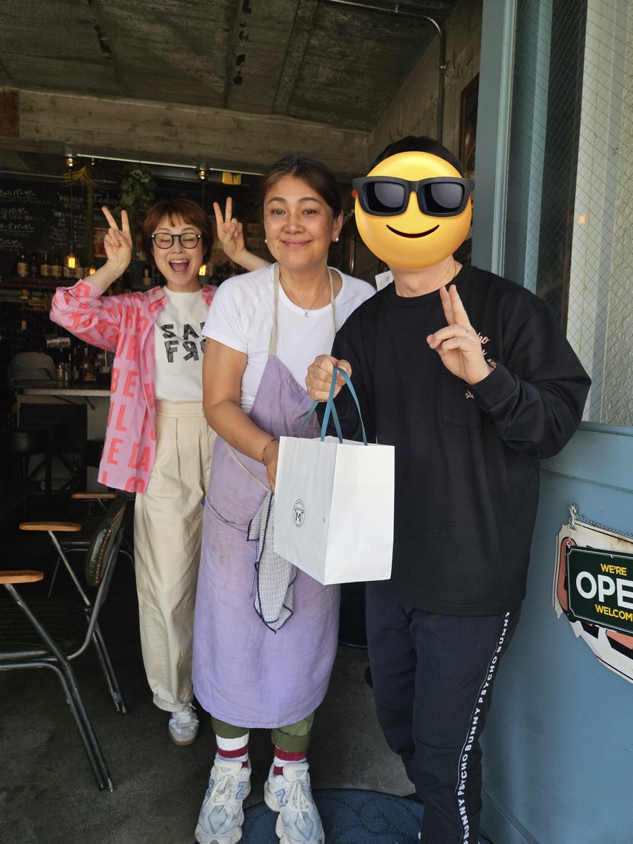 ken25taka's tweet image. 今回の最大の目的
内堀富美さんが手掛けるバーガーショップが閉店する。との事で挨拶に行ってきました。
まさかの、えもりえちゃん(えもとりえ)に遭遇🥰
テイクアウトで夜ご飯かな？と思ってましたが我慢出来ず車内で🍔食べました。
#マリブ #MALIBU #ハンバーガー #内堀富美 #えもとりえ #久留米市
