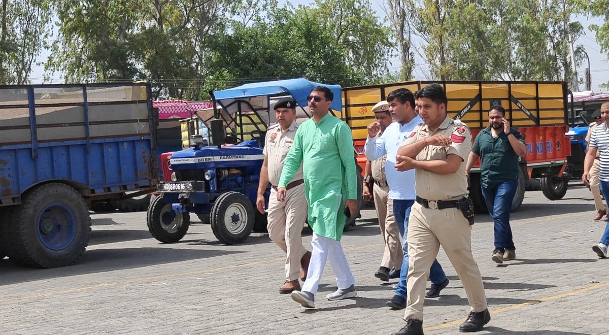 SATPALJAMBA's tweet image. आज सुबह फिर #Adani साइलो, ढाण्ड-पुण्डरी में किसानों के बीच रहकर व्यवस्थाओं का जायजा लिया।

🌾 अब तक 20,059 मीट्रिक टन खरीद—किसान की सुविधा और सम्मान सर्वोपरि। 🇮🇳

@NayabSainiBJP @BJP4Haryana