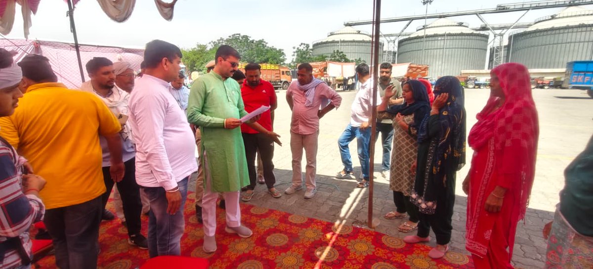 SATPALJAMBA's tweet image. आज सुबह फिर #Adani साइलो, ढाण्ड-पुण्डरी में किसानों के बीच रहकर व्यवस्थाओं का जायजा लिया।

🌾 अब तक 20,059 मीट्रिक टन खरीद—किसान की सुविधा और सम्मान सर्वोपरि। 🇮🇳

@NayabSainiBJP @BJP4Haryana