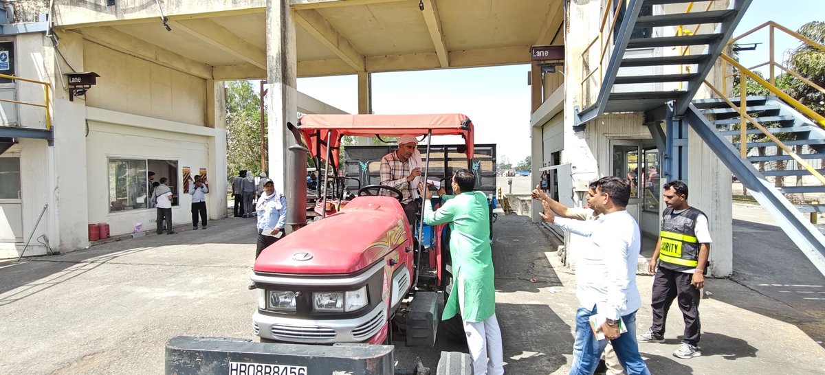 SATPALJAMBA's tweet image. आज सुबह फिर #Adani साइलो, ढाण्ड-पुण्डरी में किसानों के बीच रहकर व्यवस्थाओं का जायजा लिया।

🌾 अब तक 20,059 मीट्रिक टन खरीद—किसान की सुविधा और सम्मान सर्वोपरि। 🇮🇳

@NayabSainiBJP @BJP4Haryana