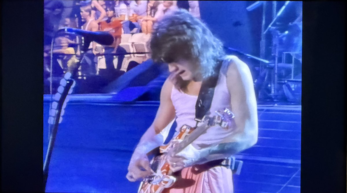 MiyazatoRay's tweet photo. しばらくフィジカルはビートルズしか買っていなかったが、久しぶりに #VanHalen #5150エクスパンデットエディション を購入！目当てはライブ映像のBlu-ray! 昔VHSを持っていたがHD化に期待したがアスペクト比は4:3。 https://t.co/RWiVQsGWkA