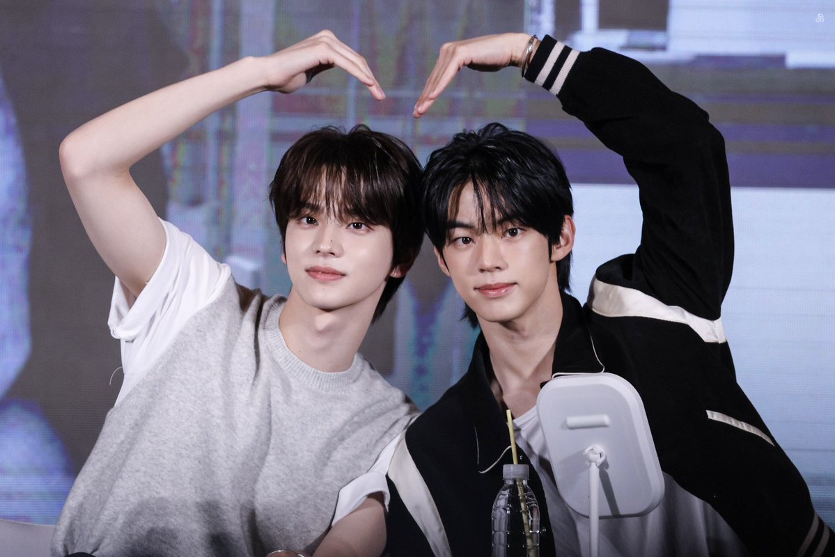 닏도 흰깜씨피라는거 ㄴㅁ아름다움
왼이 뽀샤시흰피
른이 구릿빛깜피
너무하늘이 내려주신 달란트잖아..
갑자기개좋아서눈물셀카인증가능씨바