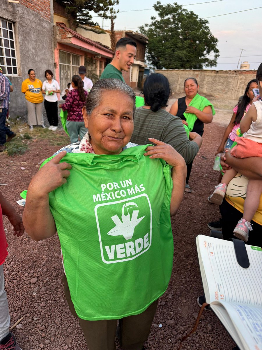 Lfermtzn's tweet photo. Visitando a amigas y amigos comprometidos con su comunidad por Guanajuato.💚 Creemos en un Pénjamo verde.🌿
#UnVerdeQueTrabaja #JuntosPorPenjamo
@partidoverdegto
@kikismf
@rojocamarenamx https://t.co/MwVXEx1bRe