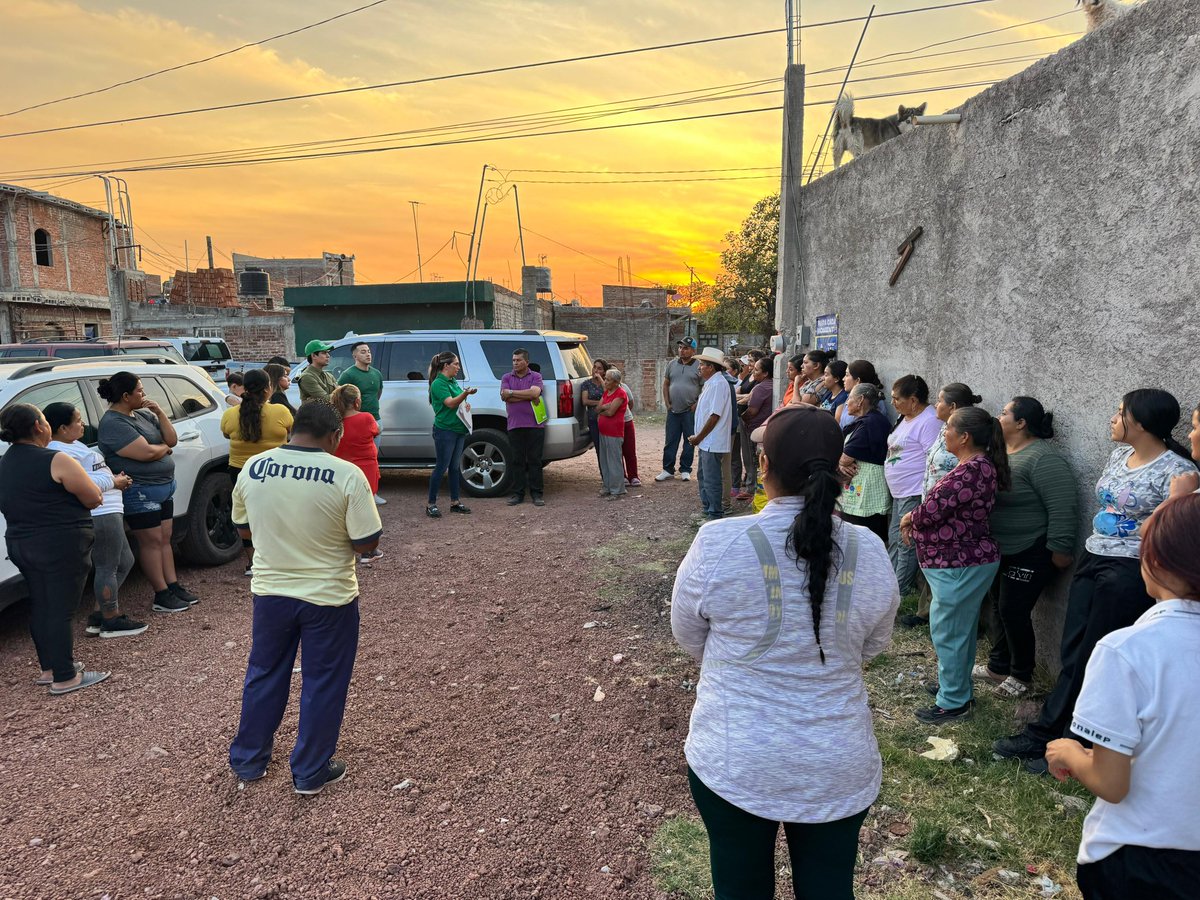 Lfermtzn's tweet photo. Visitando a amigas y amigos comprometidos con su comunidad por Guanajuato.💚 Creemos en un Pénjamo verde.🌿
#UnVerdeQueTrabaja #JuntosPorPenjamo
@partidoverdegto
@kikismf
@rojocamarenamx https://t.co/MwVXEx1bRe