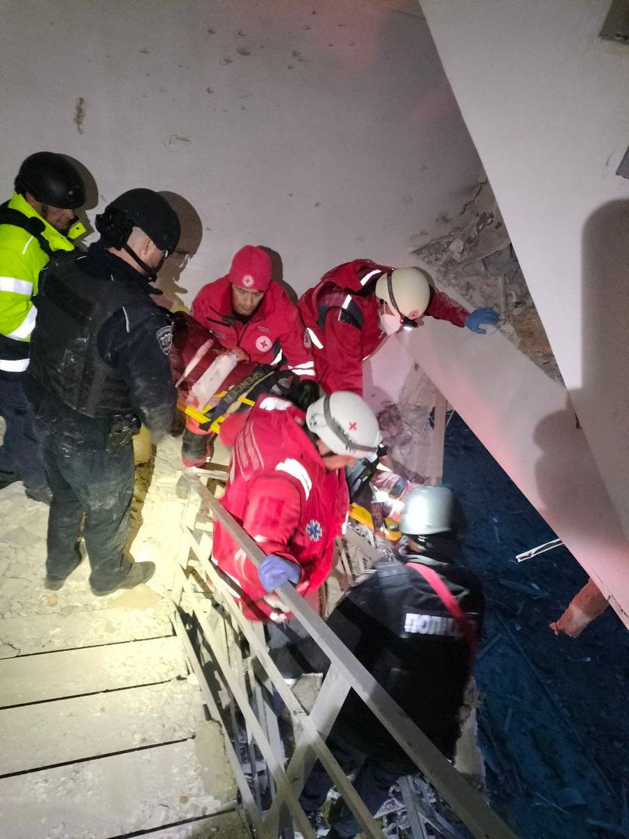 RedCrossUkraine's tweet image. 🚨 In #Odesa, as a result of a Russian attack, 8 people were killed and 16 injured. Ukrainian Red Cross #EmergencyResponse volunteers provided first aid, psychological support, and evacuated the injured. Humanitarian aid was also distributed to residents. #NotATarget