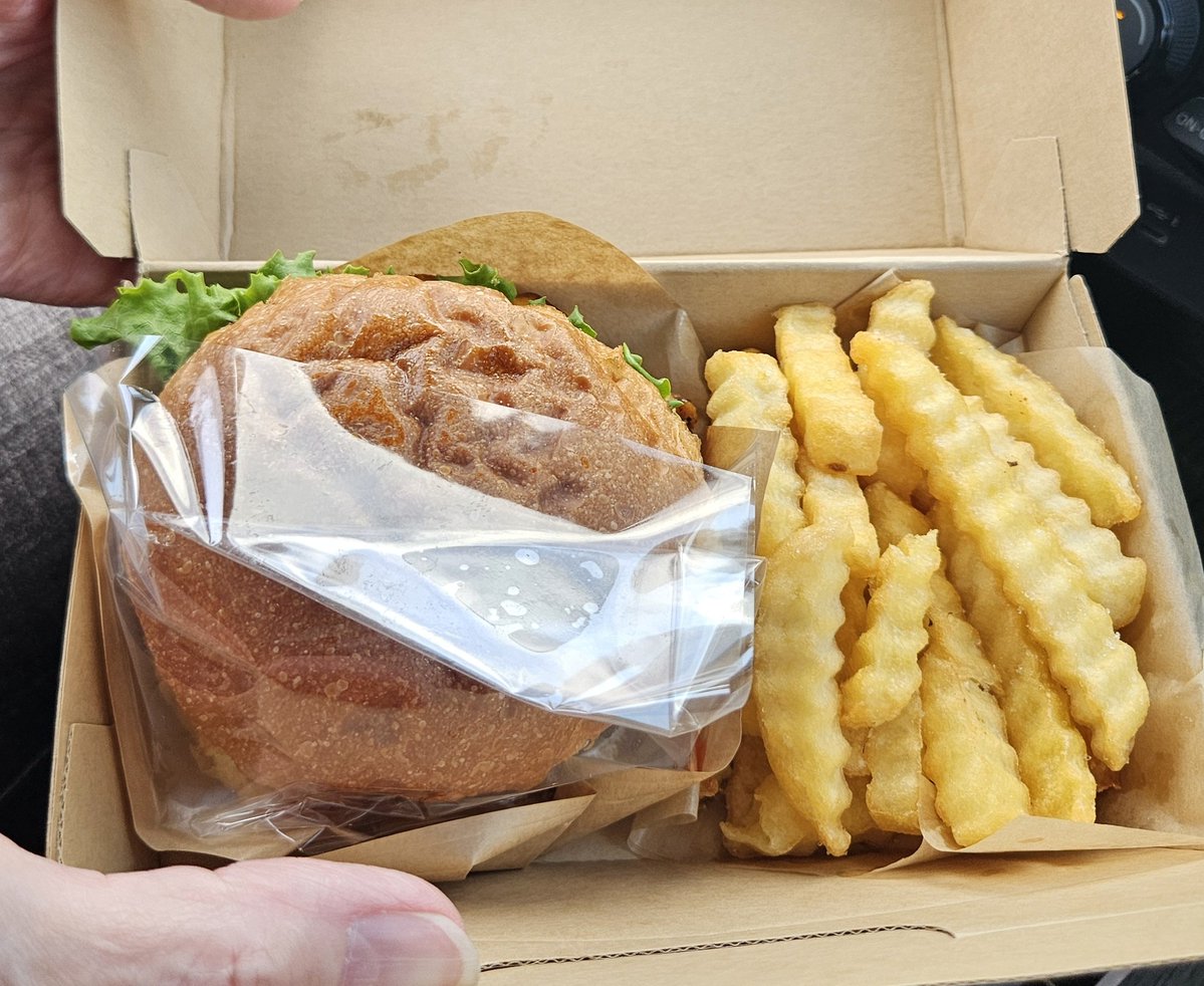 ken25taka's tweet image. 今回の最大の目的
内堀富美さんが手掛けるバーガーショップが閉店する。との事で挨拶に行ってきました。
まさかの、えもりえちゃん(えもとりえ)に遭遇🥰
テイクアウトで夜ご飯かな？と思ってましたが我慢出来ず車内で🍔食べました。
#マリブ #MALIBU #ハンバーガー #内堀富美 #えもとりえ #久留米市