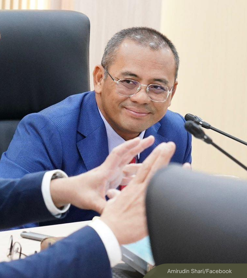 NewsBFM's tweet photo. 📌 Selangor MB Amirudin Shari has unveiled a RM130.42 million economic package in response to the impact of the ongoing Middle East conflict.

The measures include:

• RM50 million to boost Selangor’s food stockpile.

• Free breakfasts for students across 873 schools from August.

• RM100 "Kita Selangor" vouchers monthly for six months for 50,000 eligible recipients.

• RM30 a month until year-end for 50,000 residents to support public transport use.

🧵1