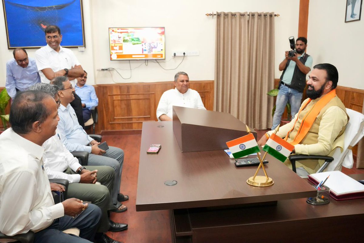 samrat4bjp's tweet image. मुख्य सचिवालय में बिहार सरकार के माननीय उपमुख्यमंत्री द्वय श्री @VijayKChy जी और माननीय श्री विजेन्द्र प्रसाद यादव जी एवं वरिष्ठ अधिकारियों के साथ बैठक कर विचार-विमर्श किया।

#NDA4Bihar #NewBihar #TransformingBihar