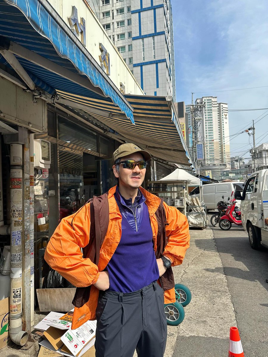 와 북한산 산악동호회 갔다가 능이백숙에 소주 먹으러 갔다가 길거리 캐리커처 받을 거 같은 복장은