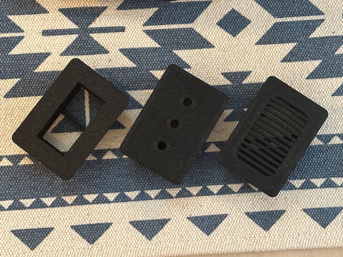 左からスイッチパネル、汎用取り付けマウント、マイクグリルです。

あとはなにかアイデアありますかね？