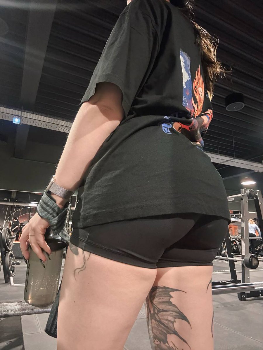 tapetite_cassie's tweet image. POV tu me suis dans ma séance à la salle pour un date 👉👈
#workout #gym #muscu #vans #inkedgirls