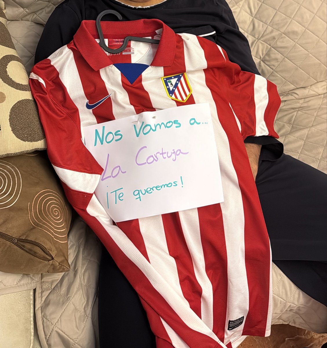 NoeliaATM9's tweet photo. Mi padre llevaba meses diciendo que le haría tanta ilusión ir a La Cartuja.. el Martes le dimos la noticia que iba; se quedo en shock no se lo creía y comenzó a llorar… pero al final la sorpresa también me la llevé yo cuando me dijeron que yo también iba.. BENDITA LOCURA🏧 https://t.co/2lyHUjMD0v