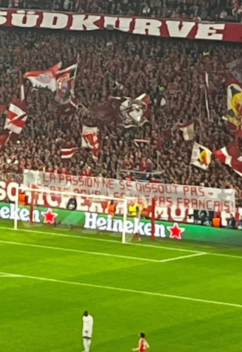 Vu à l’Allianz Arena hier soir :

« 𝗟𝗔 𝗣𝗔𝗦𝗦𝗜𝗢𝗡 𝗡𝗘 𝗦𝗘 𝗗𝗜𝗦𝗦𝗢𝗨𝗧 𝗣𝗔𝗦 - 𝗟𝗜𝗕𝗘𝗥𝗧𝗘́ 𝗣𝗢𝗨𝗥 𝗟𝗘𝗦 𝗨𝗟𝗧𝗥𝗔𝗦 𝗙𝗥𝗔𝗡𝗖̧𝗔𝗜𝗦 ! » 👏