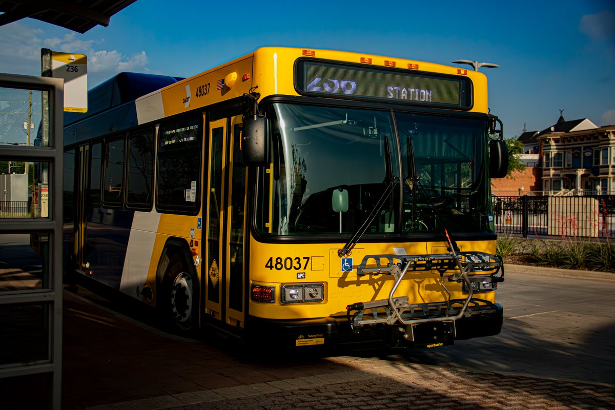 guccicaine2's tweet image. Getting us around town #transit #DART #dallas #Bus