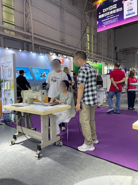 seikosewing_jp's tweet photo. 中国広東省東莞市にて3月25日より27日まで開催された「国際縫製製機器展示会DTC 2026」において、Wong Po Wah 社ブースにご来場いただいた皆様、ありがとうございました。多くのお客様に弊社のミシンをご覧いただくことができました。また、皆様にお会いできることを楽しみにしております。
#セイコーミシン #厚物縫製用 #皮革製品縫製 #ものづくり　#SCISMA