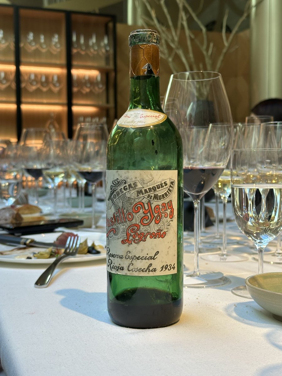 _juanjo82_'s tweet photo. 🏰 Marqués de Murrieta
🍷 Castillo Ygay 1934
🗺 #dorioja
🍇 #tempranillo #mazuelo #graciano y otras
🎯 La nariz y la boca se funden en una misma experiencia casi íntima: al acercarlo, emergen susurros de otra época (maderas nobles, tabaco antiguo, cuero pulido) inspirador. https://t.co/PannraweKH
