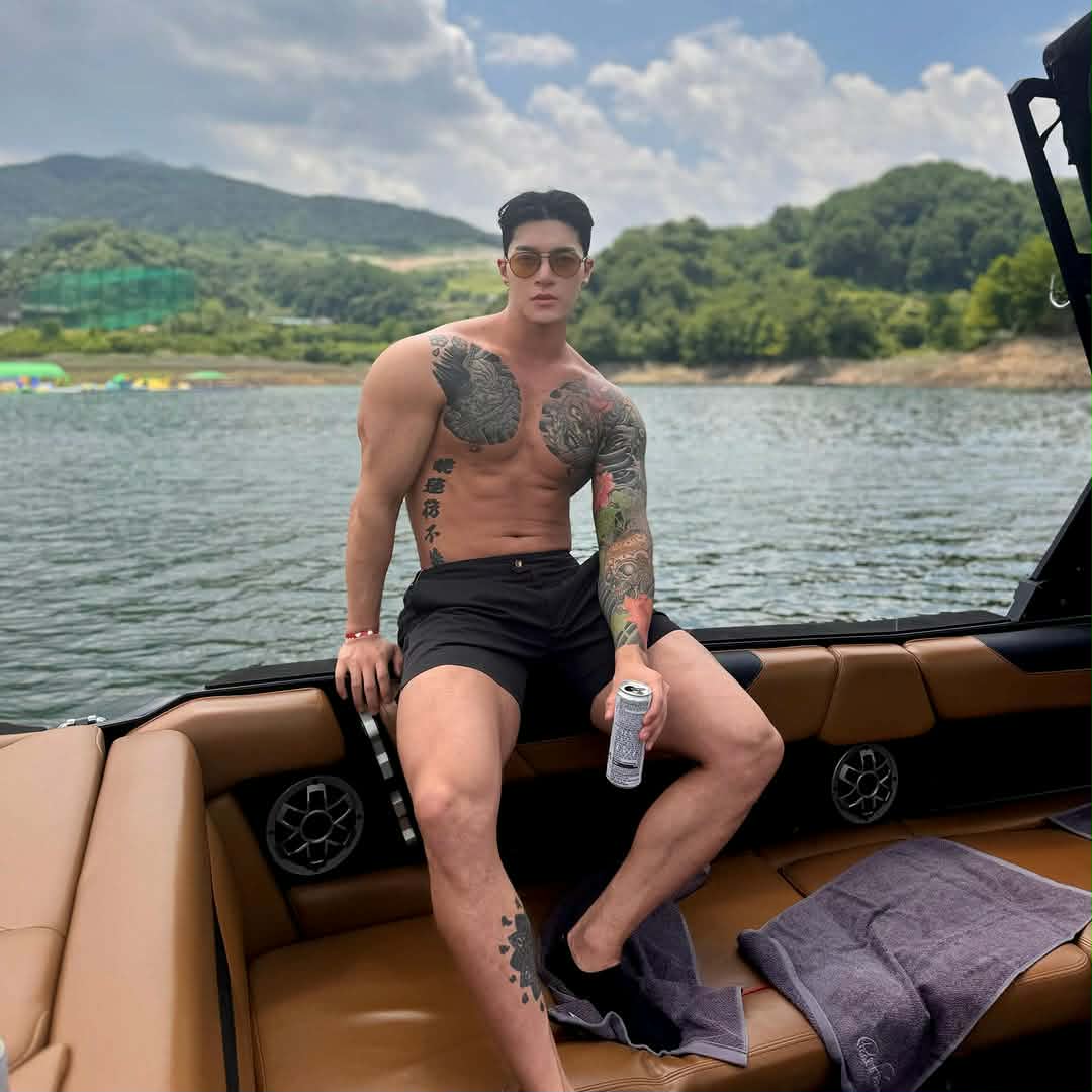 MniEvan_'s tweet photo. With the boat⛵🚢 📸 @xYakimax she took the picture https://t.co/TwCvjBcdQM