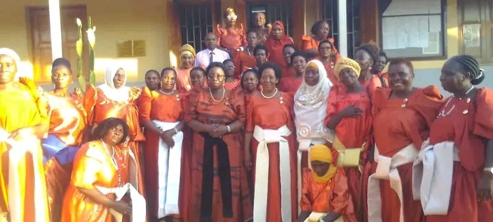 BugandaKingdom_'s tweet photo. Omumyuka owookubiri owa Kaggo era kalondoozi w’ekitongole ky’abakyaala n’abaana mu ssaza Kyaddondo, Dr. Fiona Kalinda Nakalinda, mwennyamivu olw’abakyala abasuddewo obuvunaanyizibwa ku nkuza y’abaana naddala abalenzi ekibaviiriddeko okwenyigira mu bikolwa ebikyamu. 

Okwogera bino Dr Kalinda abadde alambula abakyala mu Ggombolala Mutuba III Makindye Kibuga mu Ssaza  Kyaddondo. 

Akulira ekitongole kya Abakyala mu Buganda n'Essaza Kyaddondo, Omuzaana Agnes Kimbugwe, akuutidde abakyala okufuba okujjuza enkiiko zaabwe kibasobozese okutuusa obuweereza ku buli mukyala yonna gy'ali. 

Hajjat Mariam Nassali Kibuuka, ow’Abakyala ku Ggombolola eno ategeezezza nti obugenyi bwa Kaggo bubayambye okusisismula abamu ku bakyala naddala ku Butongole okumanya obuvunaanyizibwa bw'abwe. 

Alambudde amaka ageky'okulabirako mu muluka gw’e Buziga aga Harriet Bukirwa Mukasa, n'akomekkereza ku mbuga ye ggombolola e Makindye.