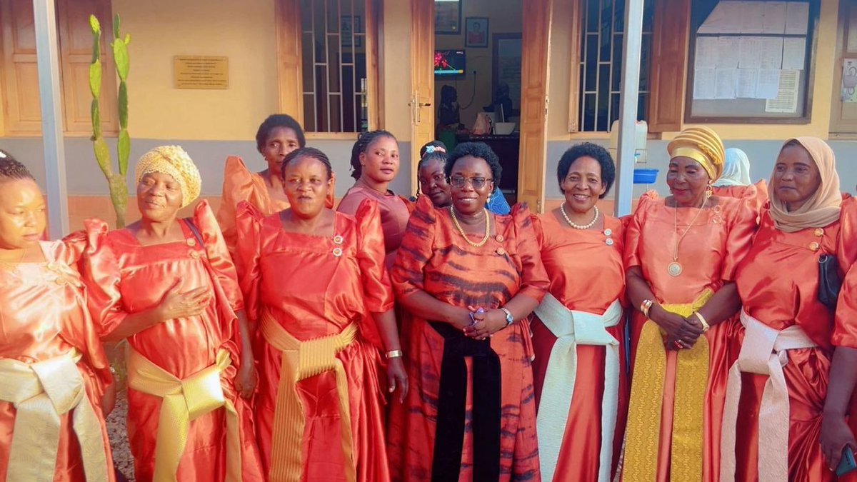 BugandaKingdom_'s tweet photo. Omumyuka owookubiri owa Kaggo era kalondoozi w’ekitongole ky’abakyaala n’abaana mu ssaza Kyaddondo, Dr. Fiona Kalinda Nakalinda, mwennyamivu olw’abakyala abasuddewo obuvunaanyizibwa ku nkuza y’abaana naddala abalenzi ekibaviiriddeko okwenyigira mu bikolwa ebikyamu. 

Okwogera bino Dr Kalinda abadde alambula abakyala mu Ggombolala Mutuba III Makindye Kibuga mu Ssaza  Kyaddondo. 

Akulira ekitongole kya Abakyala mu Buganda n'Essaza Kyaddondo, Omuzaana Agnes Kimbugwe, akuutidde abakyala okufuba okujjuza enkiiko zaabwe kibasobozese okutuusa obuweereza ku buli mukyala yonna gy'ali. 

Hajjat Mariam Nassali Kibuuka, ow’Abakyala ku Ggombolola eno ategeezezza nti obugenyi bwa Kaggo bubayambye okusisismula abamu ku bakyala naddala ku Butongole okumanya obuvunaanyizibwa bw'abwe. 

Alambudde amaka ageky'okulabirako mu muluka gw’e Buziga aga Harriet Bukirwa Mukasa, n'akomekkereza ku mbuga ye ggombolola e Makindye.