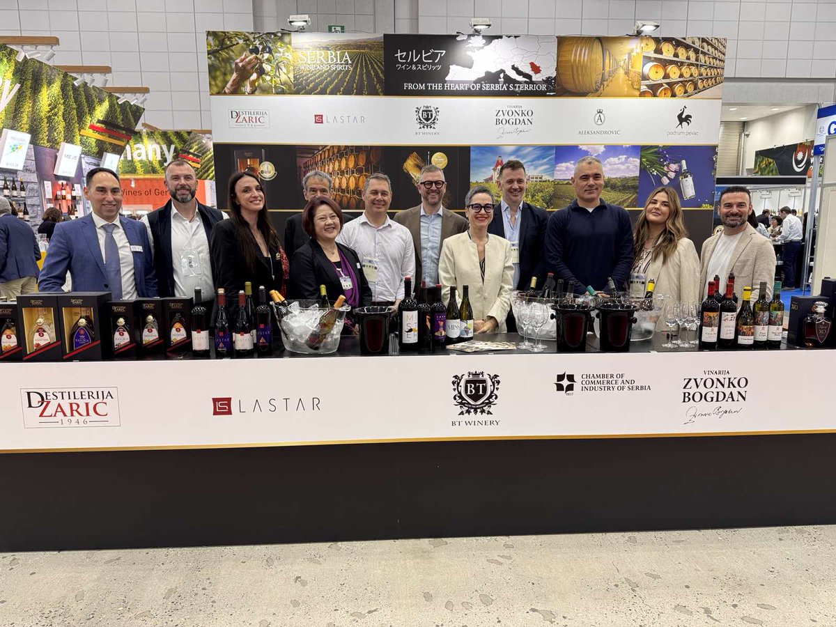 SRBinJapan's tweet photo. 東京ビッグサイトで開催中の世界最大級のワイン・アルコール飲料専門展「#ProWine」に、#セルビア 6つのワイナリーと1つのラキヤ蒸留所が出展中です。15日にはコヴァチ大使らがセルビアブースを視察しました。

また同日、セルビア大使館でもセルビアワインとラキヤのプロモーション及び試飲イベントを開催し、ディストリビューターやワイン専門家に加え、シャバツ市の姉妹都市・富士見市の星野市長@3hiroHoshino、日本セルビア協会会長の角崎元大使など多数のお客様にご出席いただきました。

コヴァチュ大使は挨拶の中で、来年の「日本・セルビア二国間関係 #145周年」や、#ベオグラード と #横浜 で開催される各々の #万博 への相互参加を見据え、両国の経済協力がさらに発展していくとの見通しを述べるとともに、そうした機会を通じてより多くの日本の皆様にセルビアのワインやラキヤが親しまれることへの期待を語りました。
