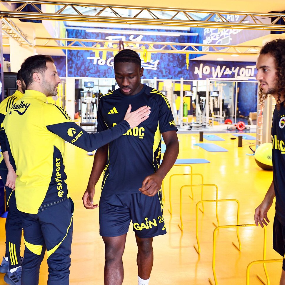 🔹 Sidiki Cherif: Domenico Tedesco'yla çok iyi anlaştığımı söylemek  istiyorum. Sürekli bana tavsiyelerde bulunuyor. Benimle yakından  ilgileniyor ve sürekli bana eşlik ediyor. Sahada en iyisini ortaya  koyabilmem adına bana yardımcı oluyor. 📰