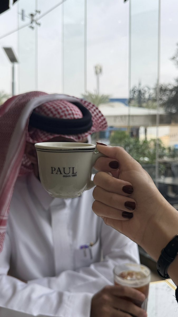 القهوه أم من تهوى ؟ 
القهوه مع من أهوى