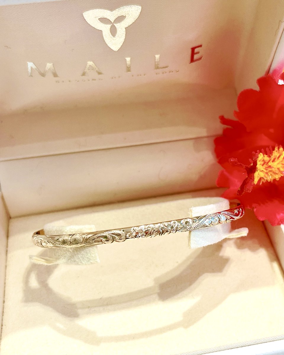 Hawaiian jewelry MAILE心斎橋店でオーダーいただきましたM様の素敵なバングルのご紹介✨

現地ハワイの熟練彫り師の手により、お手元を華やかに彩る素敵なハワイアンバングルが仕上がりました🙌

#ハワイアンジュエリー
#マイレ
#オーダーメイド
#hula
#フラダンス