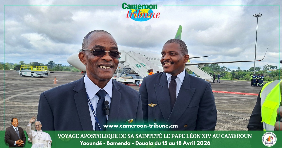 CamerounTribune's tweet image. Le commandant de bord et pilote émérite,  Alexandre Fochive, et son équipage ont hâte de conduire le #PapeLéonXIV à #Bamenda
#PapeAuCameroun2026 #BiyaLeonXIV