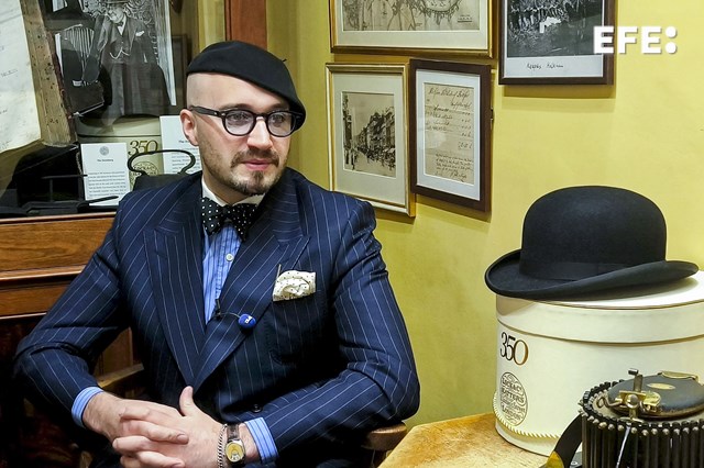 EFEnoticias's tweet photo. La sombrerería de Londres que inventó el bombín cumple 350 años con clientes como Churchill y Beckham.

✍️Judith Mora

https://t.co/hbAalUVUWP https://t.co/M2jrQRvyt7
