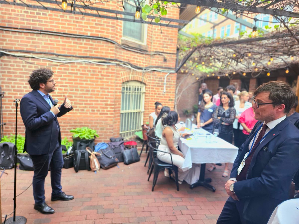 Antón Leis tweet media