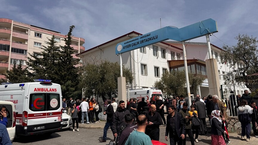 etkiIihaberyeni's tweet photo. Kahramanmaraş'taki okul saldırısını yapan saldırganın emniyet müdürü babasının ifadesi:

-7 tane taşıma ruhsatlı silahım vardır, 2 tane de av tüfeğim vardır, bunlarda mevzuat kapsamında sahipliği kendi adıma olan tüfeklerdir.

-Oğlum interaktif oyunlar oynardı, odasına girdiğimde ise her şeyi kapatırdı.

-Psikolog, oğlumun topluma uyumu noktasında problem yaşayacağını, biraz takip edilmesi gerektiğini söyledi.

-Yaklaşık 1 ay öncesinde bana arkadaşlarının silahla atış yaptığını kendisine ne zaman yaptıracağımı sordu.

-Pazartesi günü emniyetin poligonuna giderek kendime ait silah ile atış yaptım, oğluma da birkaç el atış yaptırdım.
