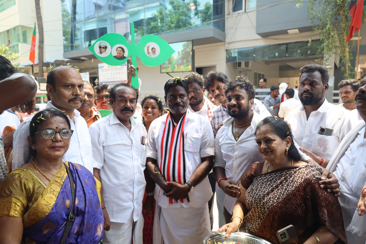 PBenjaminoffl's tweet photo. அ.இ.அ.தி.மு.க தலைமையிலான தே.ஜ. கூட்டணி வேட்பாளராக மதுரவாயலில் போட்டியிடும் என்னை ஆதரித்து கஸ்தூரி சங்கர் அவர்கள் பிரச்சாரம் செய்தார்.
அவருக்கு என் மனமார்ந்த நன்றிகள்!
இணைந்து வெல்வோம்! மதுரவாயலை மீட்போம்!
#AIADMK4Maduravoyal https://t.co/6YUCRi4i9e